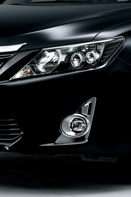 夜間走行をアシストするLEDヘッドランプ＆LEDフォグランプを標準装備