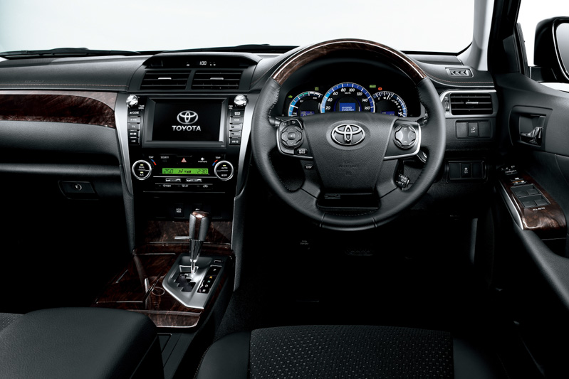 ダークブラウンの木目調パネル、ファブリック＆合成皮革コンビネーション専用シートなどの専用装備で高級感を高める