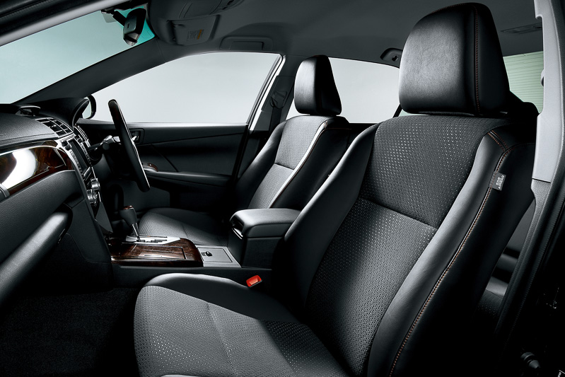 ダークブラウンの木目調パネル、ファブリック＆合成皮革コンビネーション専用シートなどの専用装備で高級感を高める