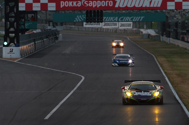 1時間を超えるピット作業を終えてコースに復帰。夕闇せまるなかゴールを目指す