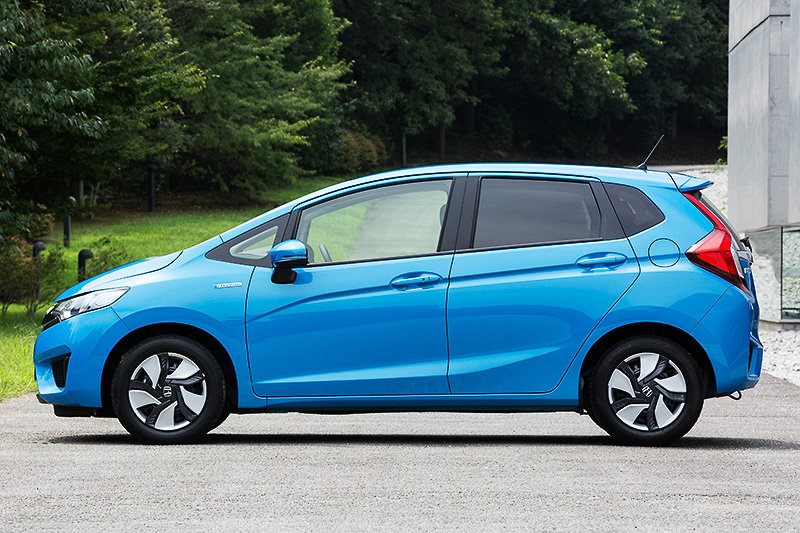 ボディーサイズは3955×1695×1525mm（全長×全幅×全高）と都市部でも扱いやすい大きさだ