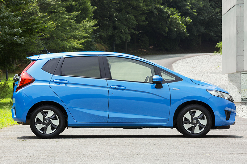 ボディーサイズは3955×1695×1525mm（全長×全幅×全高）と都市部でも扱いやすい大きさだ