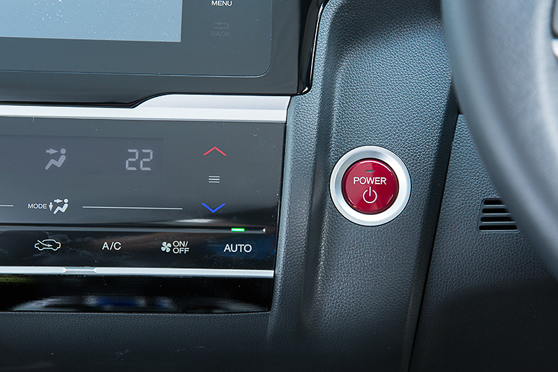 プッシュスタートエンジンスタート/ストップスイッチは全グレードに標準。ボタンはガソリンエンジン車と異なり「POWER」表記となる