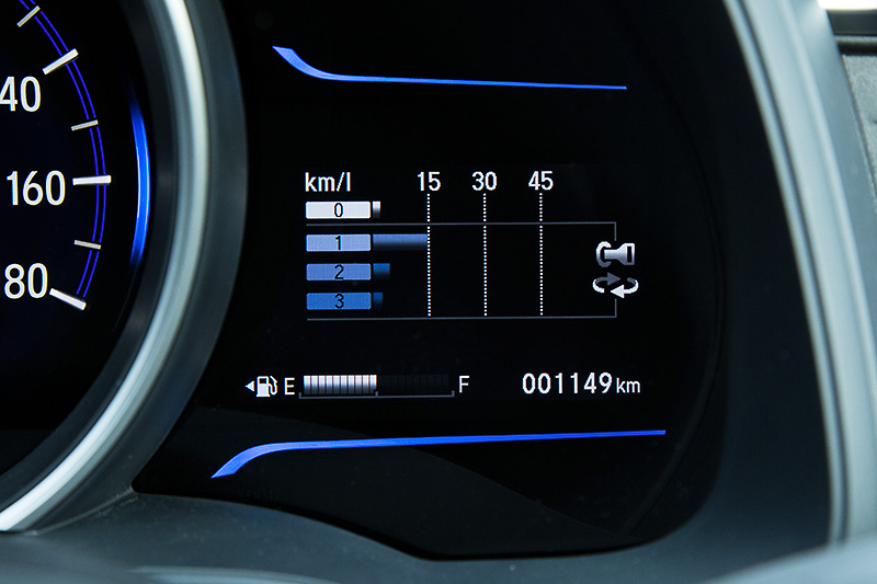 マルチインフォメーションディスプレイはハイブリッド車ならではのエネルギーフローやタコメーターなどに切り替えられる