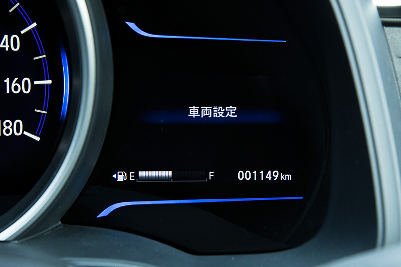 マルチインフォメーションディスプレイはハイブリッド車ならではのエネルギーフローやタコメーターなどに切り替えられる