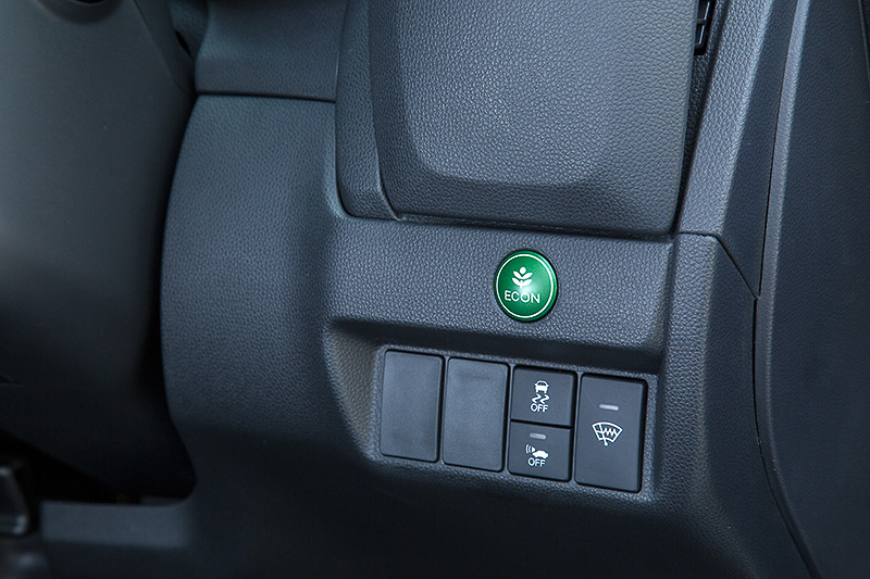 ステアリング右側にはエコアシストボタンなど