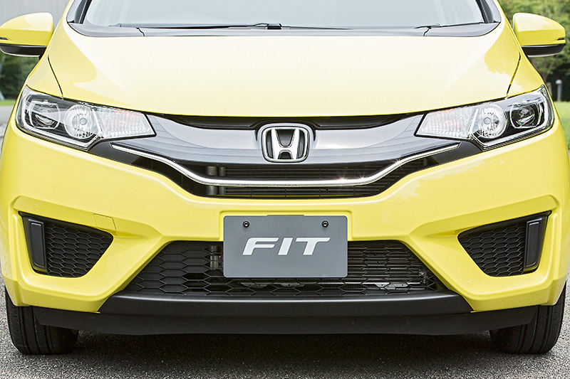 フロントグリルはガンメタ塗装とクロームメッキの組み合わせ。熱対策のためかアンダーグリルの開口面積がハイブリッド車より大きい