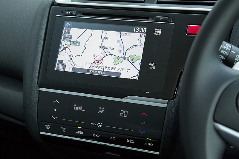 L/Sパッケージには静電式タッチパネルオートエアコンが標準装備。標準モデルとFパッケージはマニュアルエアコン。インターナビシステムは標準モデル以外にオプション