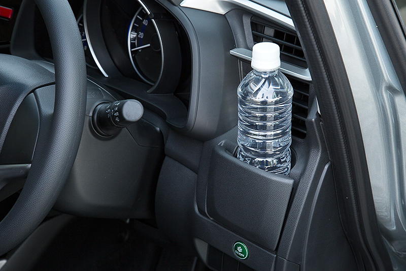 運転席前のカップホルダーはエアコンによる保冷＆保温効果も