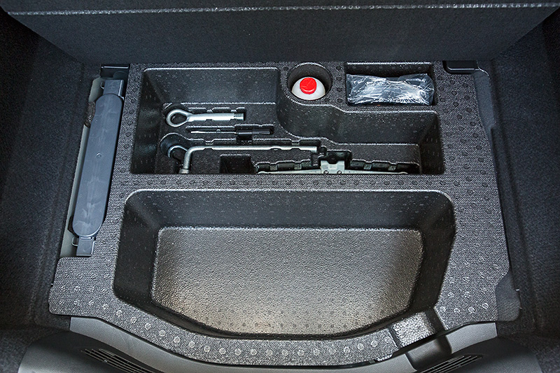 13G標準モデルの2WD車以外はスペアタイヤレス。フロア下にはパンク修理キットなどが収まるほか、サブスペースとして23Lの収納が用意されている