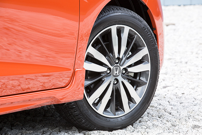 切削/ガンメタ塗装の16インチアルミホイールが標準。タイヤサイズは185/55 R16