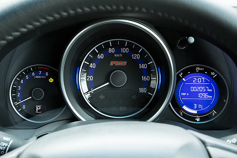 メーターもRSの文字が入った専用タイプだ