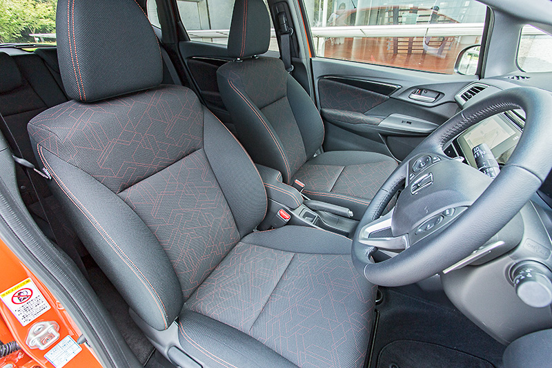 シートも赤の差し色、ステッチが入った専用タイプでスポーティなムードを演出