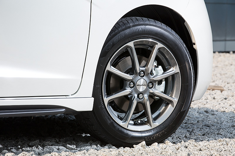 ポリッシュ仕上げの「MS-020」は鍛造の軽量アルミホイール。標準装着のスチールホイールより約35％の軽量化を実現