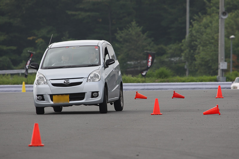 パイロンを避けながらスラローム走行