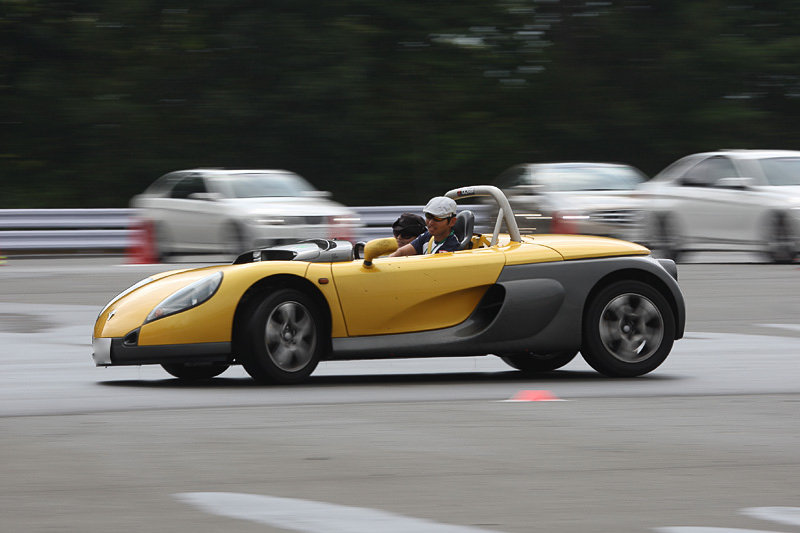 定状円走行をする参加者。単純だが普段なかなかこのような走行をする機会はなく、皆コースを楽しんでいたようだ