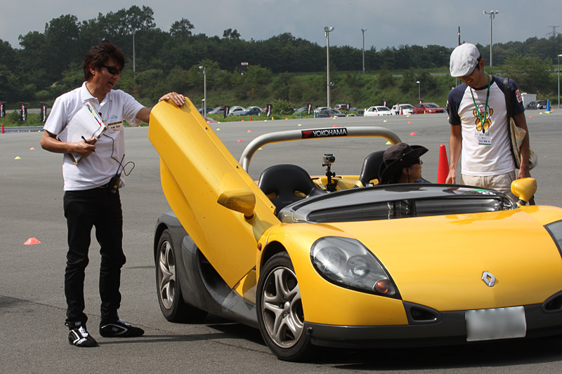 参加者それぞれにレクチャーをする片岡氏