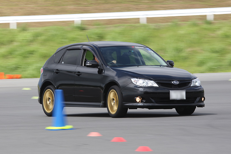 ハンドリングコースを走行する参加者たち