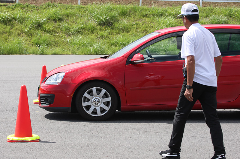 停車後は斉藤氏が丁寧にアドバイスをしてくれる