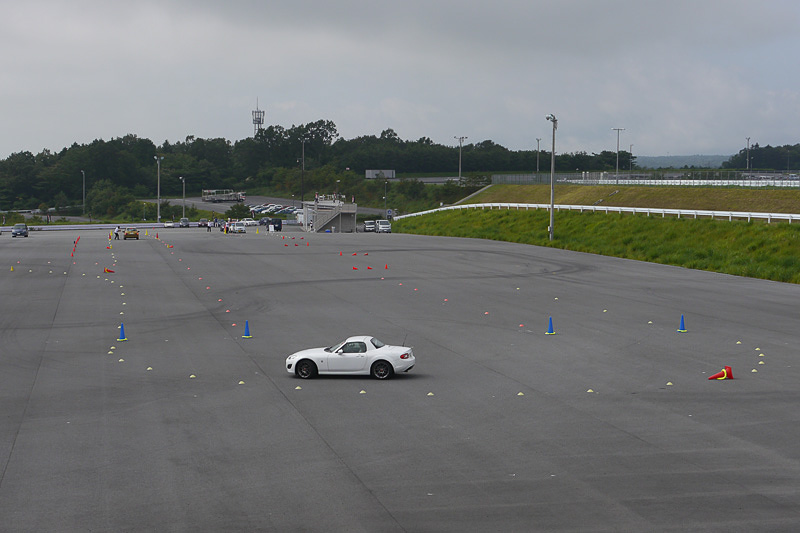 特設コース1。右奥からスタートし、スラローム走行をしたあと、手前でUターンしてブレーキングコースへ