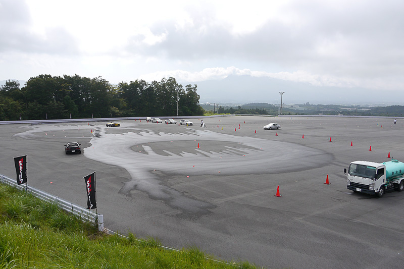 ウェットハンドリングコース。手前と奥の2レーンが用意された