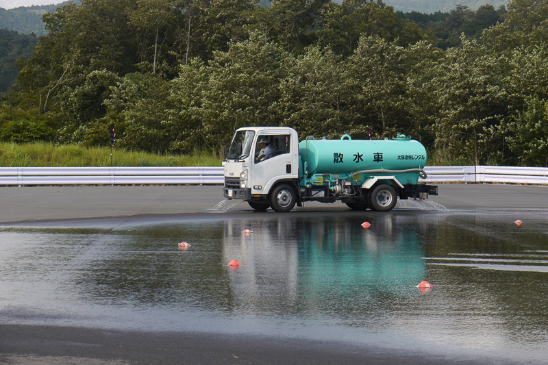 散水車で水を散布