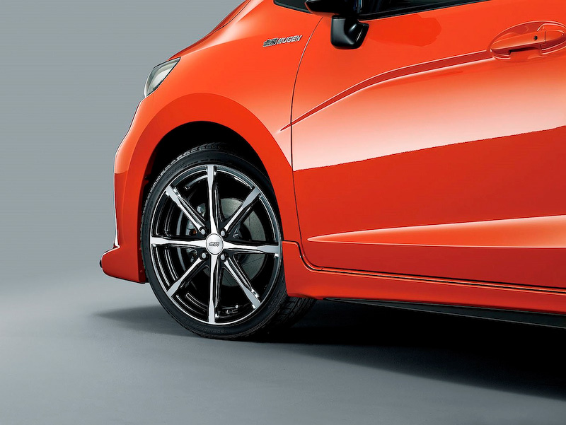 新型フィット専用開発の「アルミニウムホイール MD8」は17インチ（17×7J/インセット55、3万7800円/本）と16インチ（16×6.5J/インセット50、3万1500円/本）を設定。カラーは切削面とダークガンメタリック塗装の2トーン仕様で、リムにスピニング加工が施される