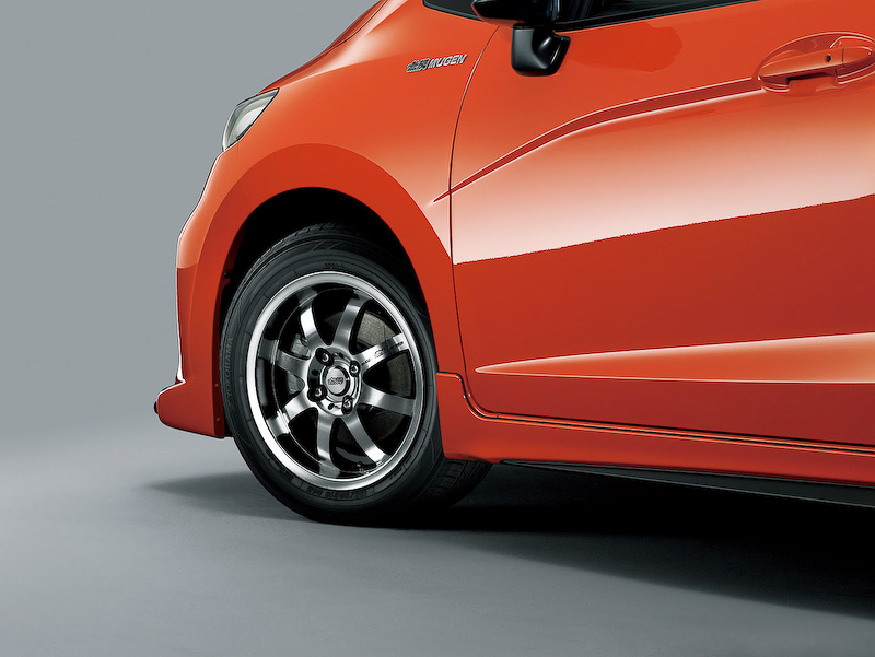 8本スポークの鍛造1ピースホイール「アルミニウムホイール NR」（15×6.5JJ/インセット50、2万8350円～/本）。レーシングホワイト、ミラーフェイス、シルバーの3色を設定