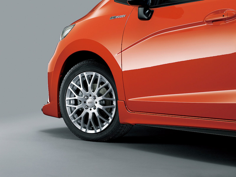 放熱性に優れるメッシュデザインの鋳造1ピースホイール「アルミニウムホイール XJ」（16×6.5J/インセット55、3万4650円～/本）。ブラックメタルコートとスパークシルバーの2色を用意