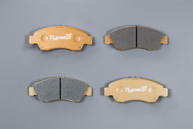 ブレーキパッド「Type Touring」（フロント：1万5750円、リア：1万3650円。写真左）と「Type Sport」（フロント：2万3100円、リア：1万9950円。写真右）。Type Touringは主に市街地走行で多用する領域の制動力に重点を置いた。Type Sportは市街地からワインディング、ミニサーキットまで幅広く対応する