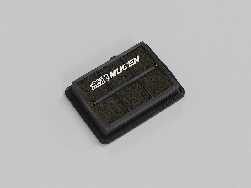 新開発の「ハイパフォーマンスエアフィルター」（1万5750円）。SUPER GT参戦車両などで使われているフィルター素材を採用し、吸入抵抗はノーマル比約10％改善。写真左が表面、右が裏面