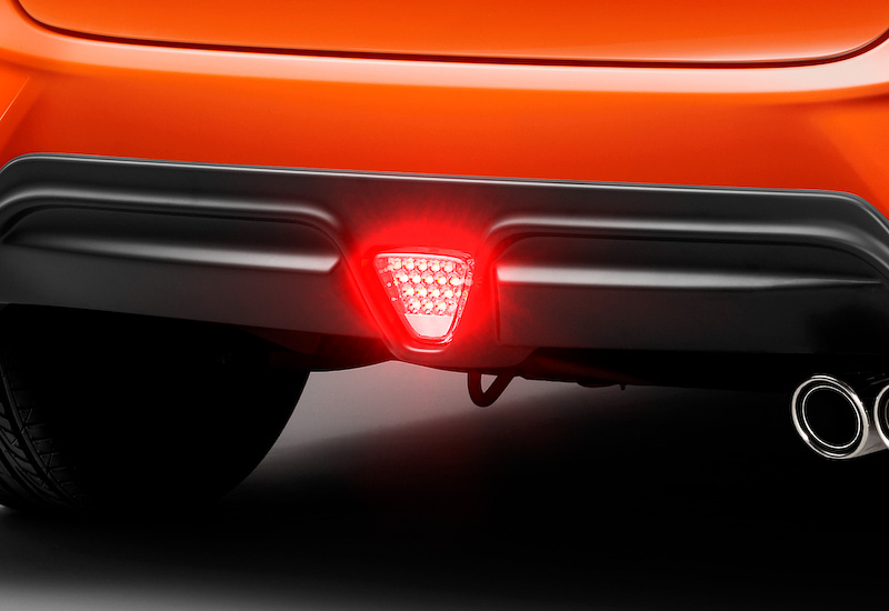 悪天候時の被視認性を高める「LED リアフォグライト」（5万2290円）はインパネに装着できる点灯スイッチを付属。リアアンダースポイラーのオプション品となる（HYBRID・Fパッケージ、13G・Fパッケージ、15Xのハロゲンヘッドライト装着車はLEDフォグライトとLED リアフォグライトの同時装着は不可）