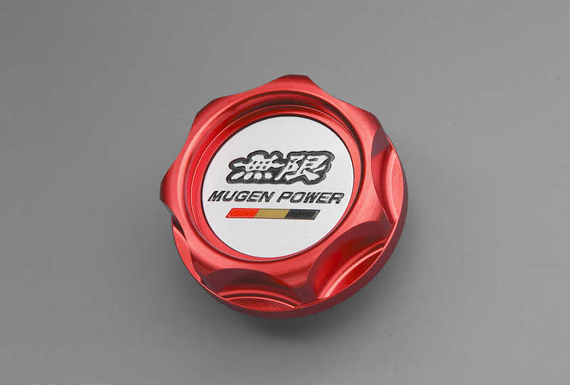 アルミニウム素材の削り出しを採用する「オイルフィラーキャップ」（7350円/個）。ブラック、ブルー、シャンパンゴールド、レッド、グレーシルバーの5色を設定