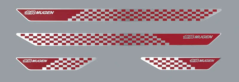 無限ロゴ入りの「スカッフプレート」。フロント・リア用の4枚セットでブラックとレッドを用意。ともに1万2600円