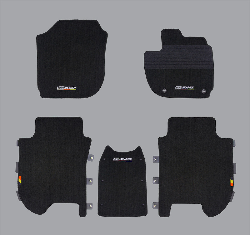 「スポーツマット」はフロント、リアの5枚セットで、フロント左右およびリアセンター用に無限エンブレムを配し、高級感を演出。表皮は耐久性に優れるナイロン素材、裏地はフロアとマットのずれを防ぐポリエステル素材とした。カラーはブラック×レッドとブラックの2色を設定するとともに、それぞれDCT・CVT車用とMT車用を用意。いずれも2万2050円