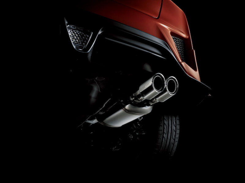 「スポーツサイレンサー」はRS/15X用とHYBRID/13G用をそれぞれ用意（価格はともに8万9250円）。RS/15X用は専用チューニングを施し、優れた排気効率とレスポンスを実現。エキゾーストノートのチューニングにもこだわり内部の構造をレイアウトした。また、HYBRID/13G用はエンジンスタート、ストップ時の自然なフィーリングと高回転域でのスポーツエキゾーストノートに両立。ともにフィニッシャーはチタン製φ75を採用。保安基準適合の交換用マフラー事前認証制度認定品