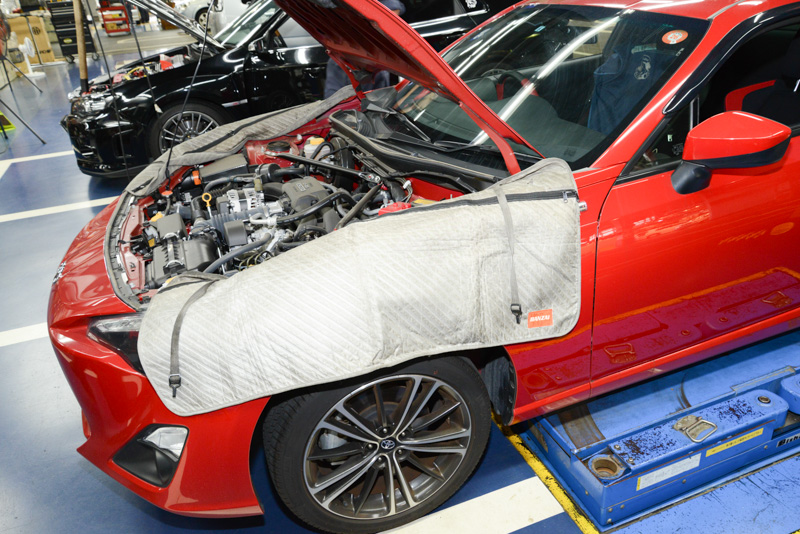 作業する際、触れそうな場所はこのように保護してくれる。とにかくスムーズでスピーディな作業。やっぱりプロは違うと実感