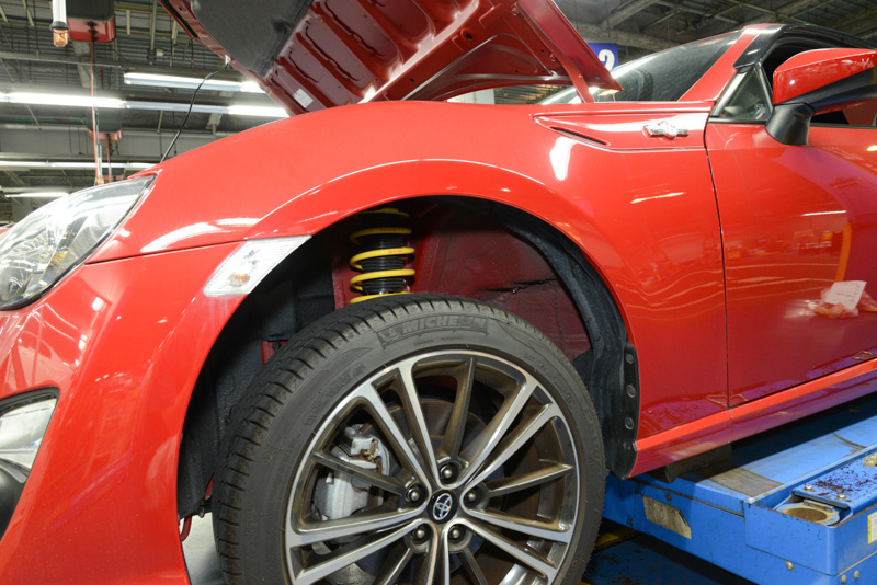 車体を浮かせた状態だと、隙間から黄色いスプリングが見えるのだが……