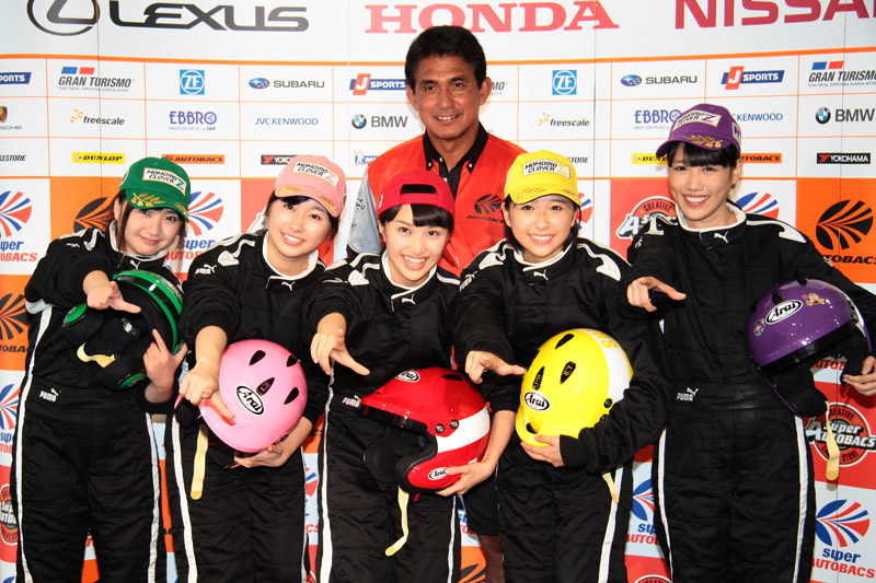 鈴木亜久里監督と並んで記念撮影