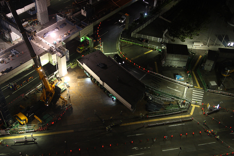 多軸台車に載せられた架設桁