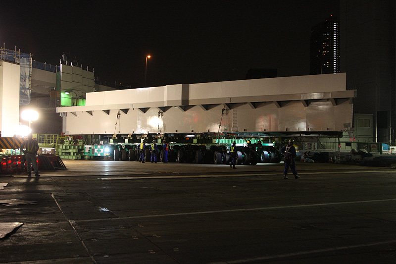 多軸台車に載せられた架設桁