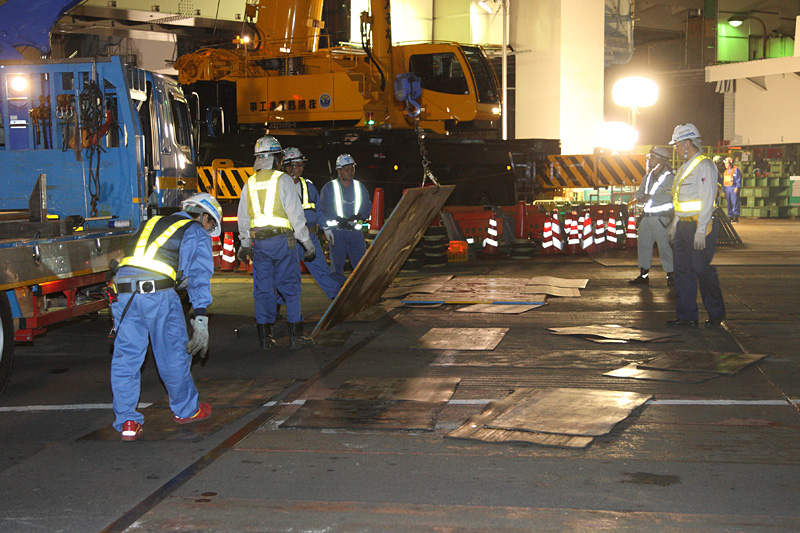 環状第2号線の工事が地下で行われている個所は仮設された路面であるため多軸台車が通る場所を鉄板で補強する