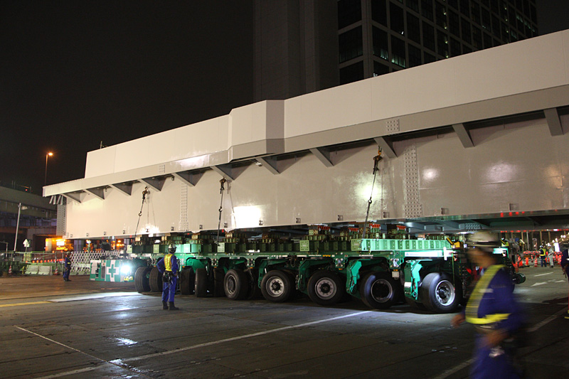 時計回りに旋回して現場に向かう