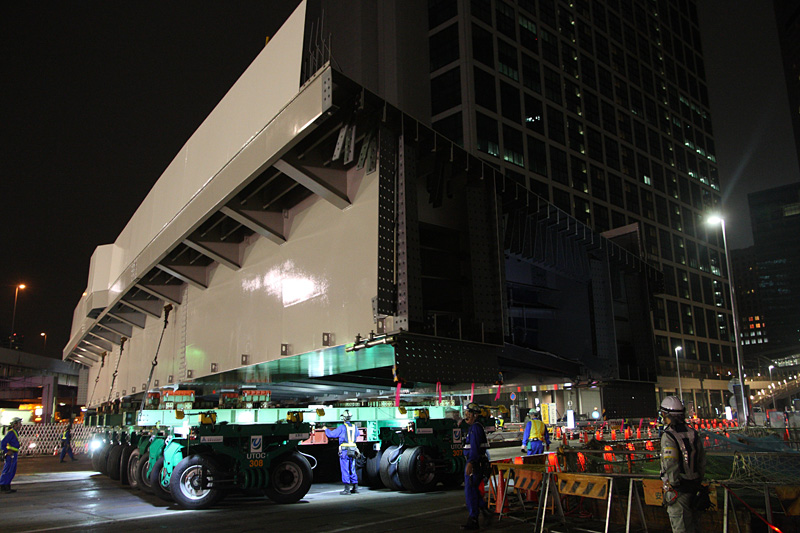 時計回りに旋回して現場に向かう