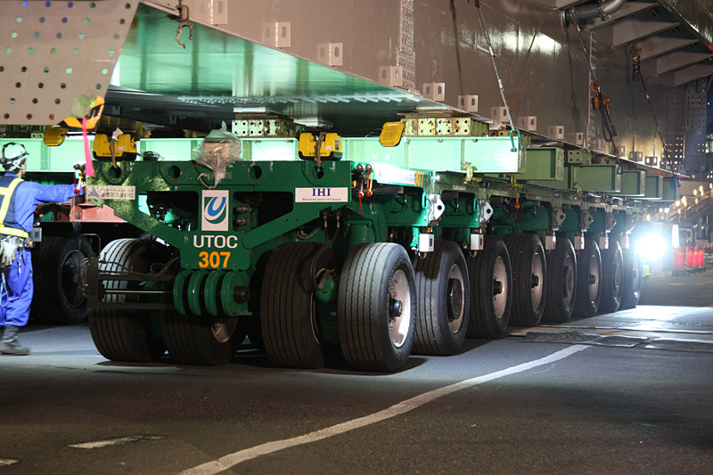 架設桁を運ぶ「スーパーキャリア TypeIV」。5軸＋3軸の台車を連結している
