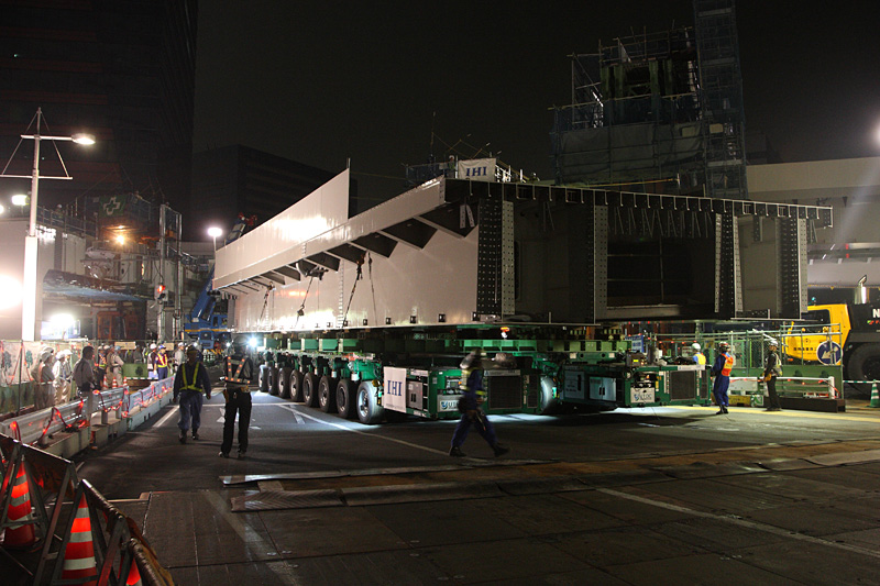 ゆっくりと旋回しながら交差点に進入していく