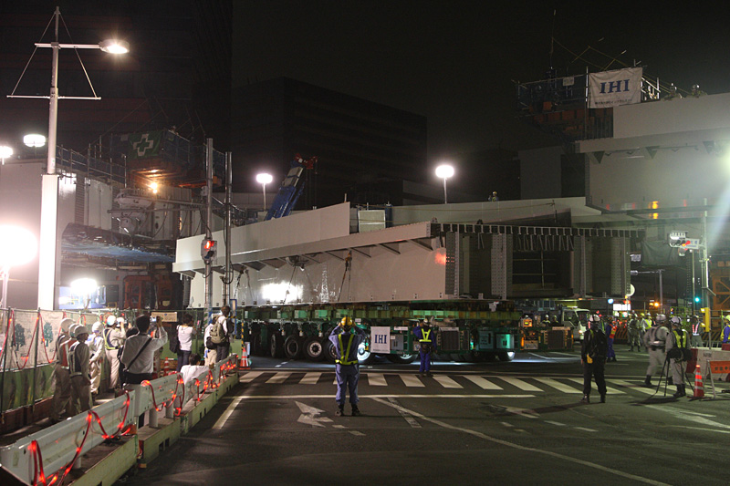 ゆっくりと旋回しながら交差点に進入していく