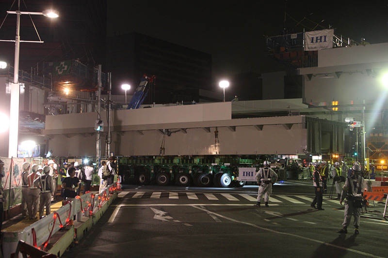 ゆっくりと旋回しながら交差点に進入していく