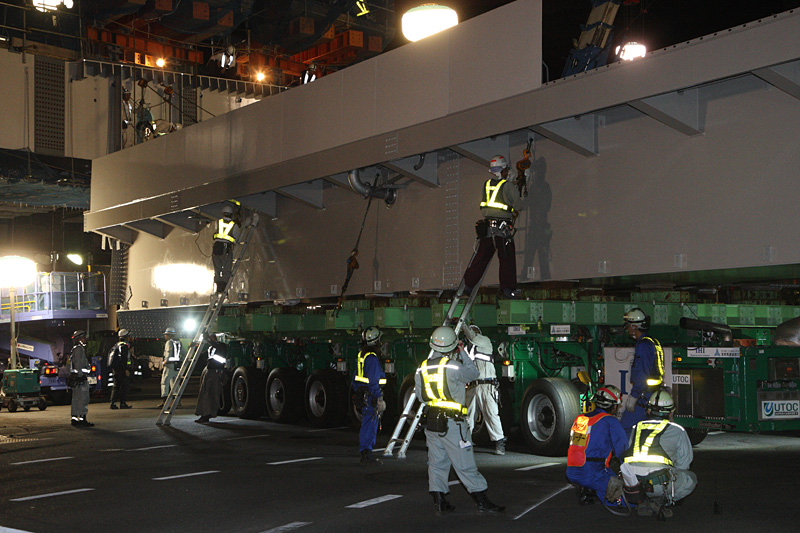 架設桁を固定していたフック類を取り外していく