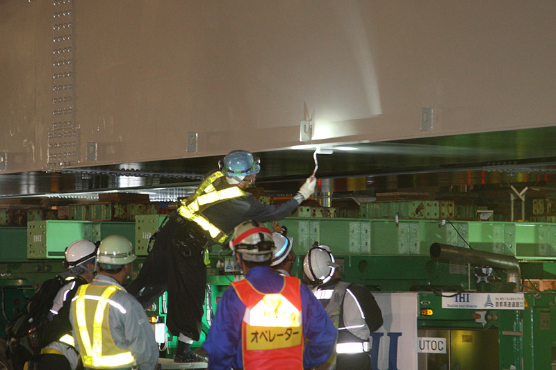 吊り上げ後、一旦停止して多軸台車との接触部をチェック。塗装がはげている個所などを補修する